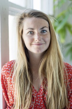 ev ve mutluluk kavramı - gülümseyen genç kadın