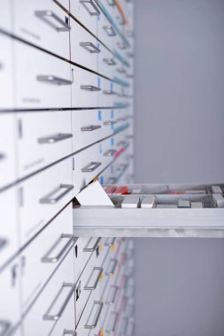 eczane dolap portre çekmece tarafındaki