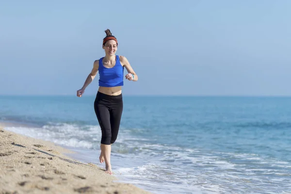 Kvinna Utövar Stranden Löpande — Stockfoto
