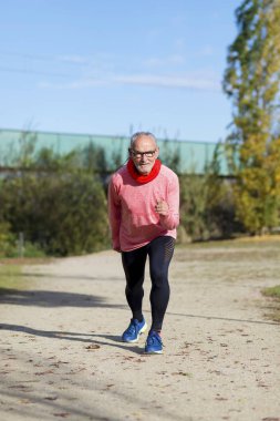 Bir yarışma için antrenman yaparken kıdemli koşucu
