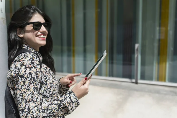 Hermosa Joven Empresaria Sosteniendo Tableta Sus Manos Contra Fondo Urbano — Foto de Stock