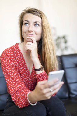 Cep telefonu kullaranarak ve düşünceli evde kanepede otururken arıyorum güzel kadın.