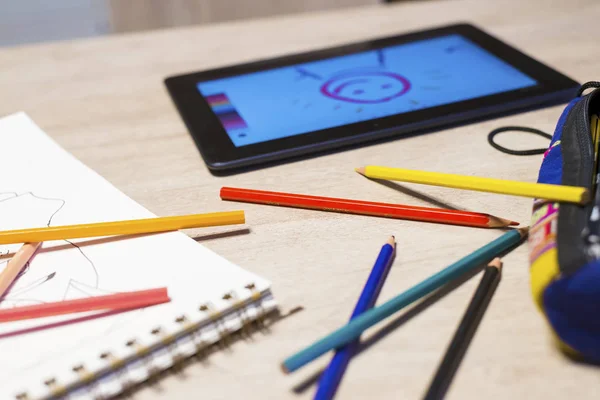 Bovenaanzicht Van Open Werkboek Potlood Kleurpotloden Tablet Witte Bureau — Stockfoto