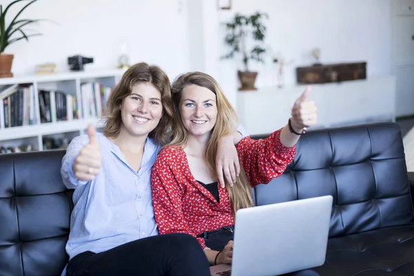 Niñas Adolescentes Felices Sentadas Sofá Con Ordenador Portátil Haciendo Signo — Foto de Stock