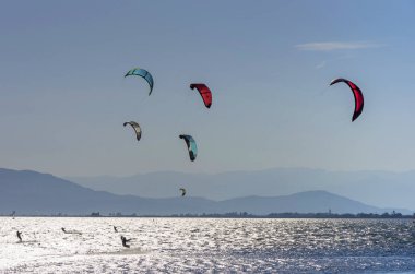 Uçurtma sörfçü dalgaları Akdeniz üzerinde sürme üzerinde