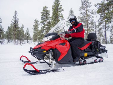 Mutlu gülümseyen adam Fin Lapland Snowmobile sürüş