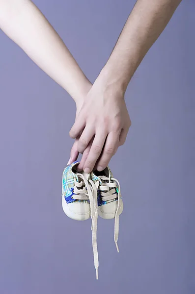 Expecting Parents Holding Pair Baby Boys Sneakers — Stock Photo, Image