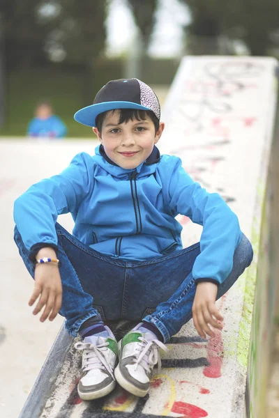 Lachende Jongen Zitten Stenen Leuning Met Armen Zijn Benen — Stockfoto