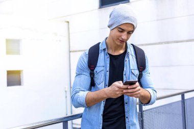 Açık cep telefonu St ile modern genç adam portresi