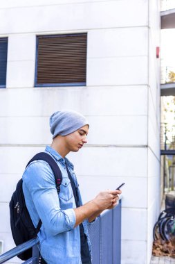 Açık cep telefonu St ile modern genç adam portresi