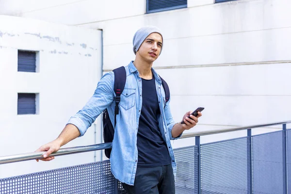 Retrato al aire libre de un joven moderno con teléfono móvil en la calle — Foto de Stock