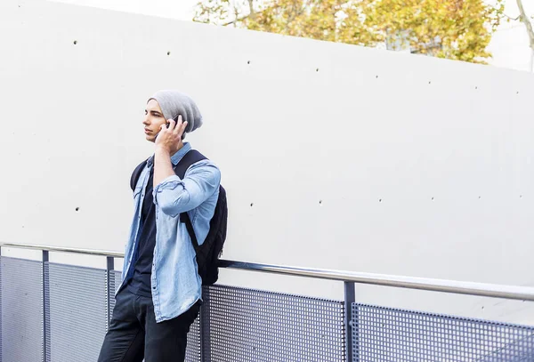 Outdoor Portret van moderne jonge man met mobiele telefoon in de st — Stockfoto