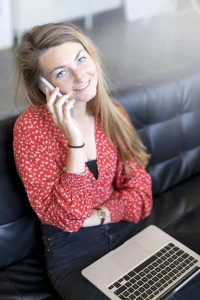 Vista Superior Una Mujer Usando Teléfono Inteligente Mientras Habla Sienta — Foto de Stock