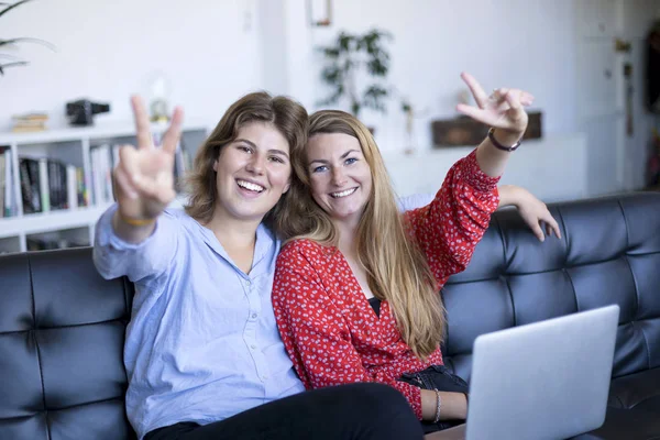 Dos Hermosa Mujer Morena Mirando Cámara Con Sonrisa Mostrando Signo — Foto de Stock