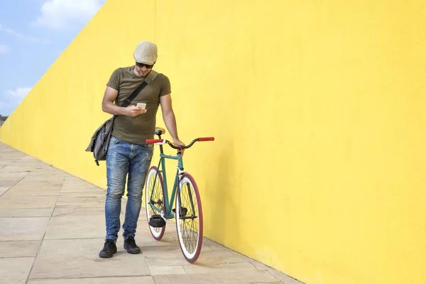 Ember Okos Telefont Állva Kerékpárral Járdán Város Sárga Falnak — Stock Fotó