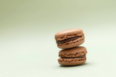 Mermer tezgah üzerinde renkli macaroons önden görünüm