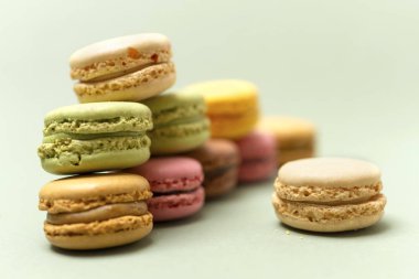 Mermer tezgah üzerinde renkli macaroons önden görünüm