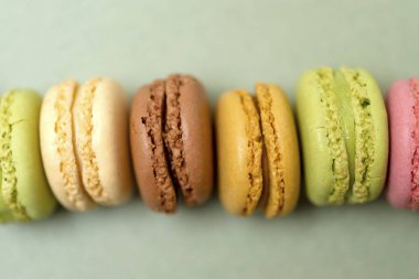 Mermer tezgah üzerinde renkli macaroons görünümünün üst
