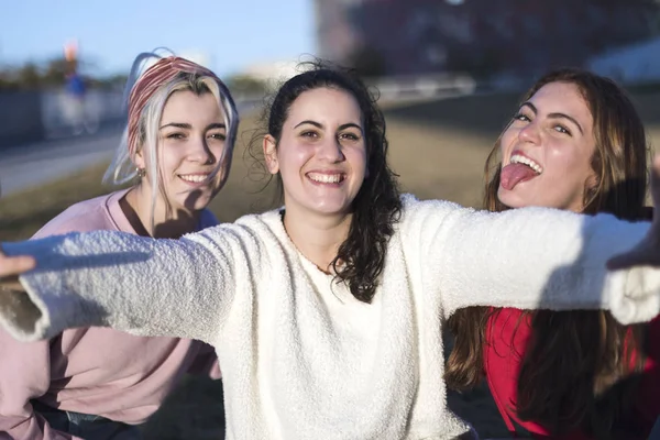 Retrato Aire Libre Tres Amigos Chicas Divertidas Tomando Fotos Con — Foto de Stock