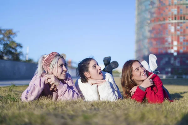 Tres Hermosas Chicas Riendo Juntas Tumbadas Hierba Aire Libre Parque — Foto de Stock