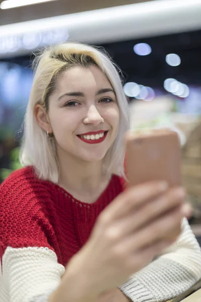Schöne Weibliche Modell Schattierungen Posiert Vor Der Kamera Ihres Handys — Stockfoto