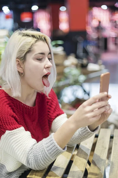 Schöne Weibliche Modell Schattierungen Posiert Vor Der Kamera Ihres Handys — Stockfoto