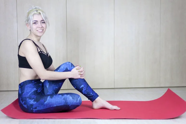 Schöne Junge Frau Sportbekleidung Praktiziert Yoga Studio Natürliches Licht Konzept — Stockfoto