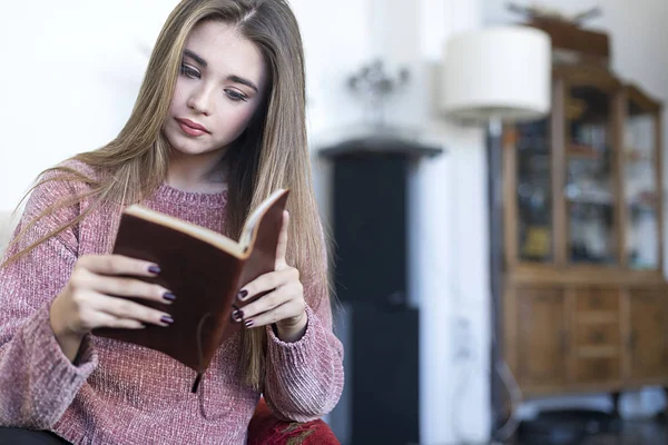 Mujer Relajada Leyendo Libro Sofá Casa — Foto de Stock