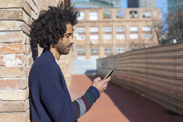 Portré Fiatal Csinos Afrikai Ember Használ Smartphone Mosollyal Miközben Támaszkodva — Stock Fotó