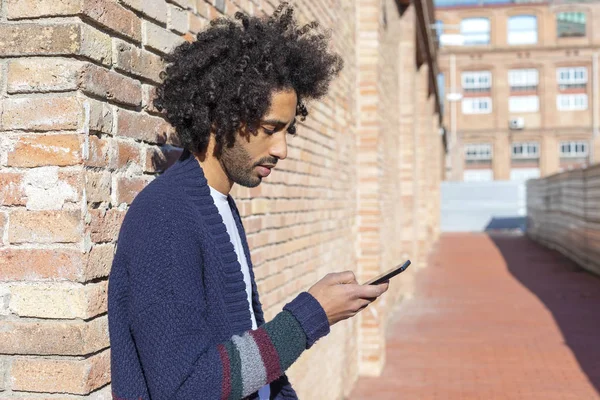 Portré Fiatal Csinos Afrikai Ember Használ Smartphone Mosollyal Miközben Támaszkodva — Stock Fotó