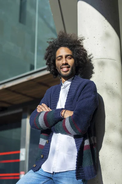 Portret Van Ernstige Jonge Zwarte Man Leunend Tegen Muur Met — Stockfoto