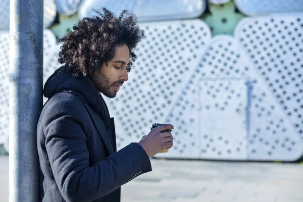 Zijaanzicht Van Een Hipster Afro Man Die Permanent Met Afhaalmaaltijden — Stockfoto