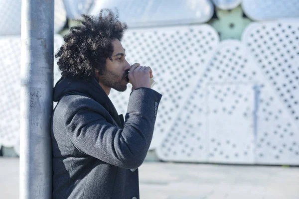 Zijaanzicht Van Een Hipster Afro Man Permanent Drinken Een Afhaalmaaltijden — Stockfoto