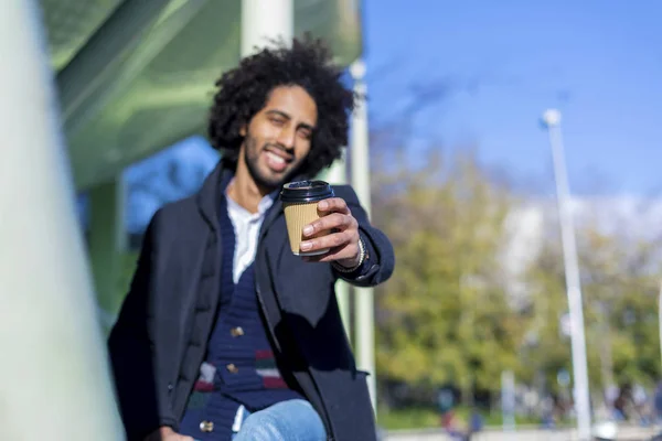 Knap Stijlvol Afro Glimlachende Man Buiten Zitten Tonen Camera Kopje — Stockfoto