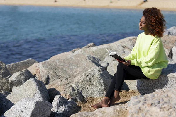 Seitenansicht Einer Jungen Lockigen Afro Frau Die Auf Einer Buhne — Stockfoto