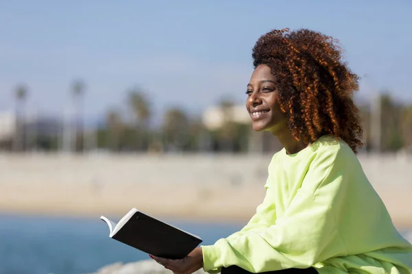 Seitenansicht Einer Jungen Lockigen Afro Frau Die Auf Einer Buhne — Stockfoto