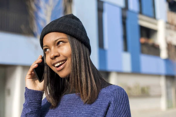 Портрет Веселої Молодої Африканки Стоїть Відкритому Повітрі Робить Телефонний Дзвінок — стокове фото