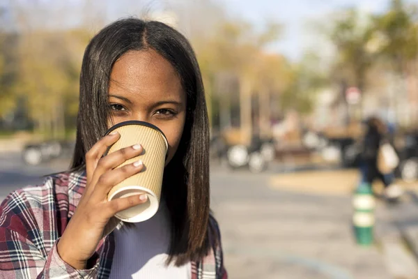 Усміхаючись Молодих Афро Американських Жінку Стояли Міській Вулиці Під Час — стокове фото