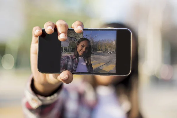 Joven Mujer Afroamericana Pie Aire Libre Mientras Toma Una Selfie — Foto de Stock