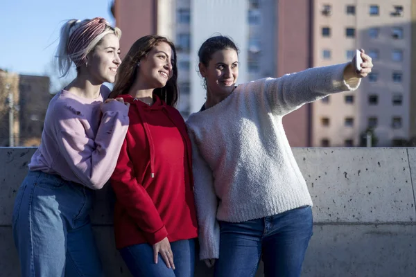 Feliz adolescente niñas tomando selfie en el parque con el teléfono móvil al aire libre — Foto de Stock