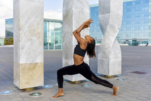 Framifrån av afroamerikanska kvinna gör yoga vid havet — Stockfoto