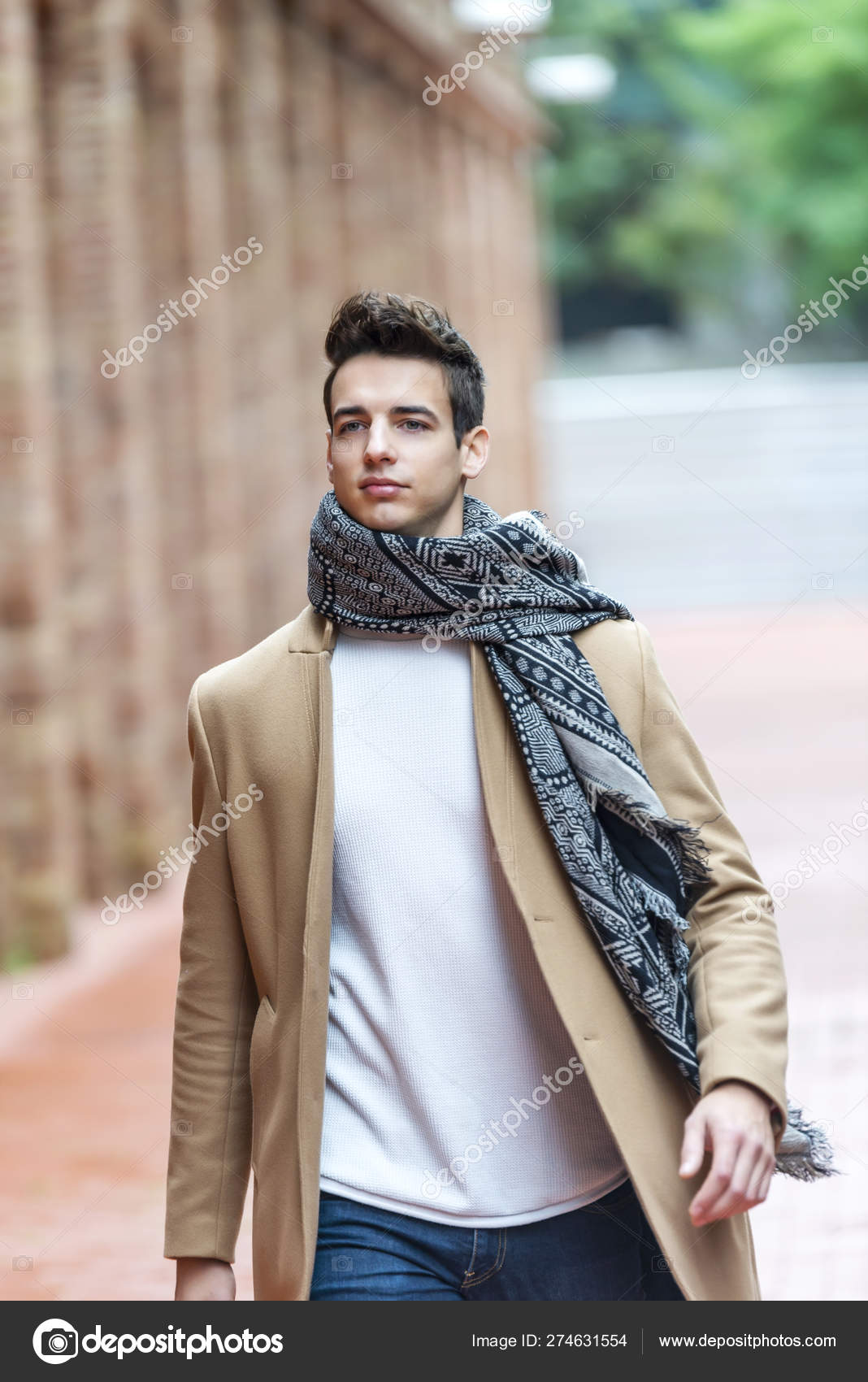Jeune Homme Portant Des Vêtements D'hiver Dans La Rue.