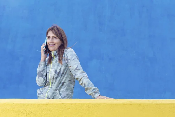 Szczęśliwa młoda kobieta rozmowy na telefon komórkowy o portret styl życia ulicy miasta. — Zdjęcie stockowe