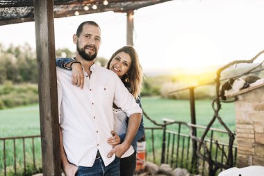 Mutlu genç çift. Mutlu genç çift birbirlerine bağ ve yeni evlerinin karşı ayakta iken gülümseyerek