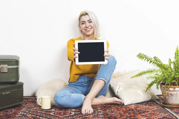 Leende kvinna visar Tablet PC medan du tittar på kameran — Stockfoto