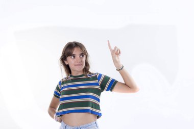 Genç kadın beyaz bir arka plan üzerinde harika bir fikir sahip