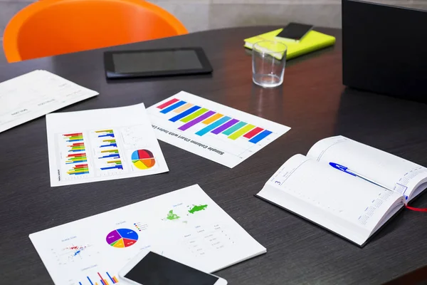 Financiële verslagen en grafieken op een kantoortafel — Stockfoto