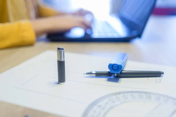 Gesneden opname van een tiener toetsenbord op laptop, surfen op het internet op de houten tafel — Stockfoto