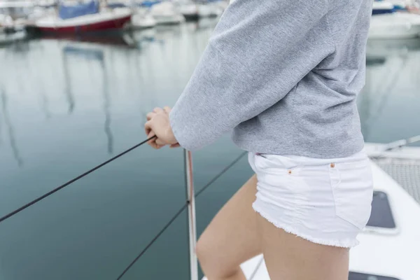 Kobiece dłonie na poręczy statku przed portem — Zdjęcie stockowe