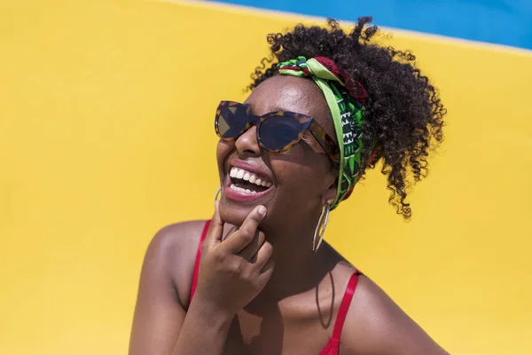 Ritratto di bella donna afro americana mani sul viso mentre sorride e guarda la macchina fotografica contro il cielo — Foto Stock